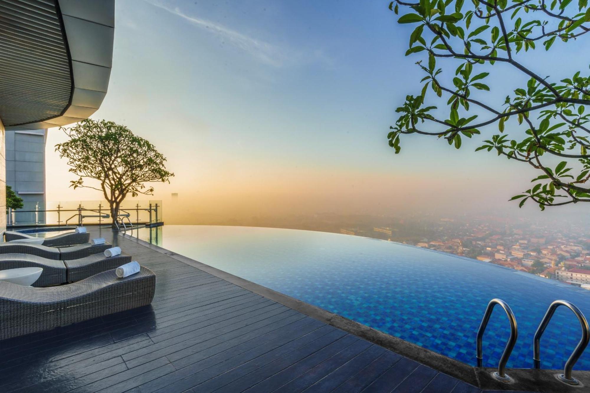 Hotel Ciputra World 5*